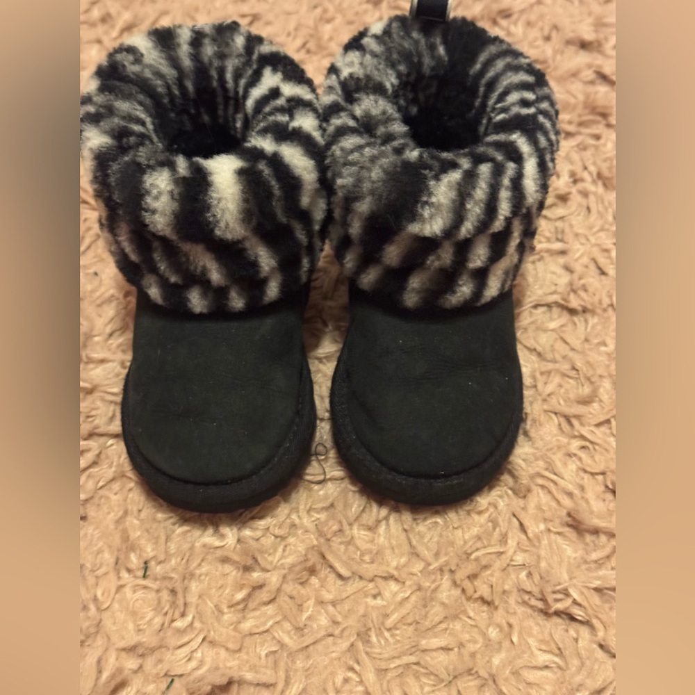 Toddler 7c Uggs. Used great condition. Pictures show wear